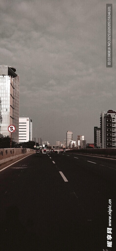 城市天际线与道路景观