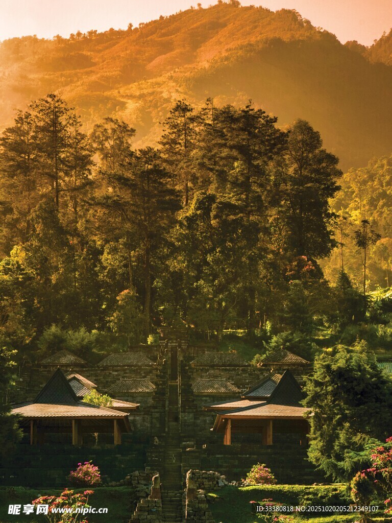 山间木屋晨光美景