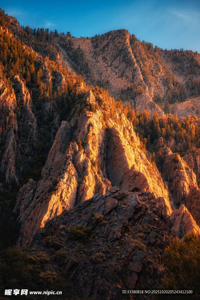 夕阳下的壮丽山景