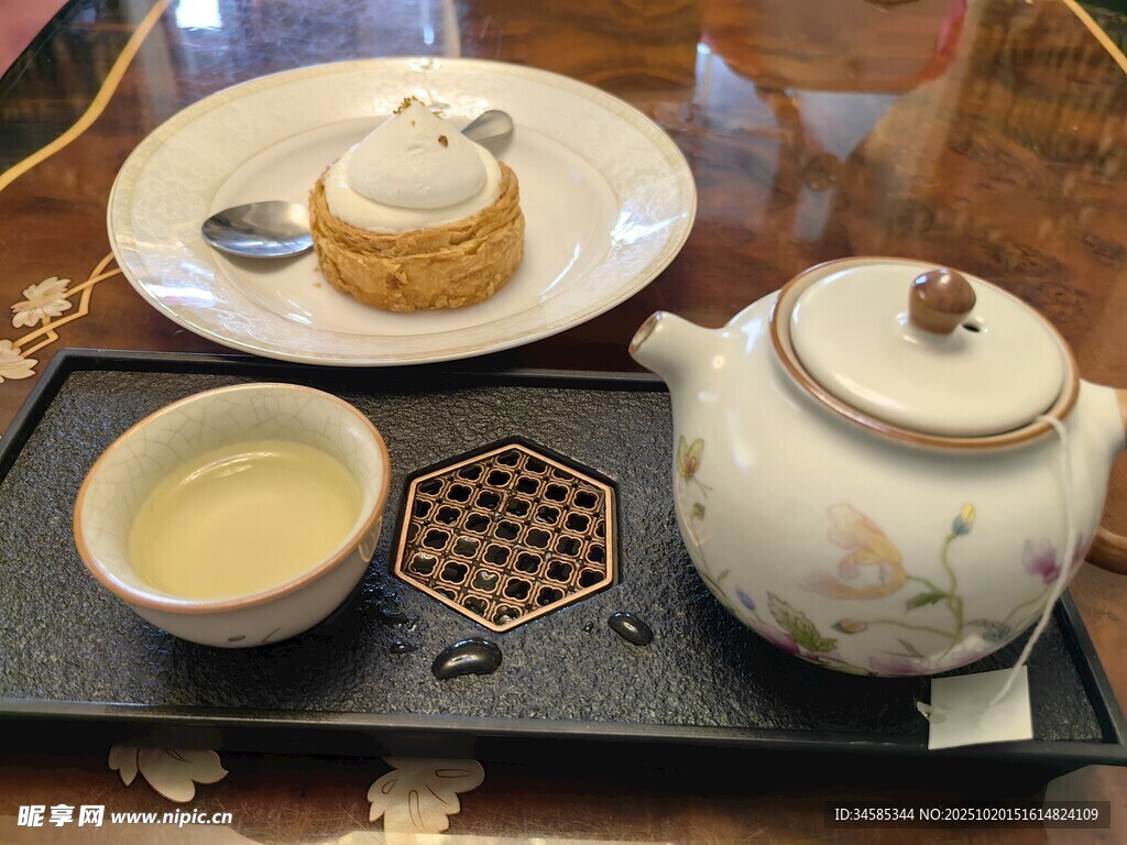 中式茶具与精致点心