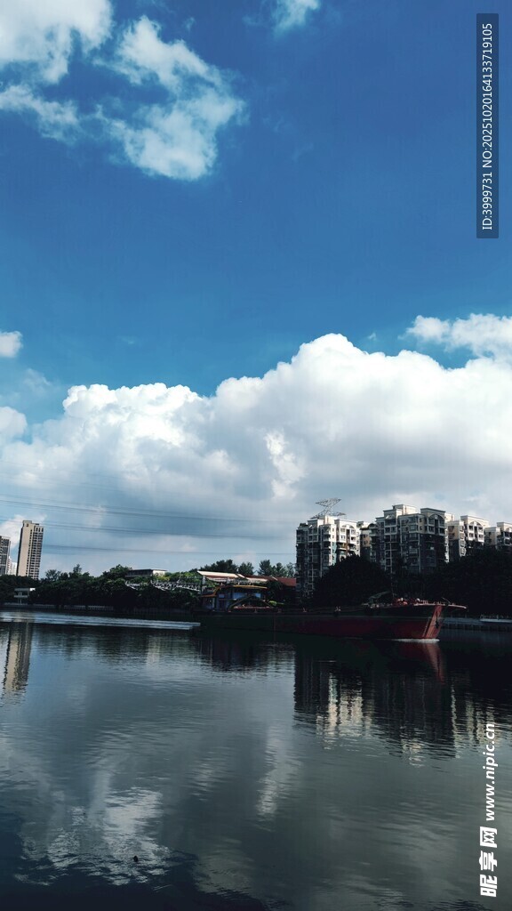湖畔城市风光云影倒映