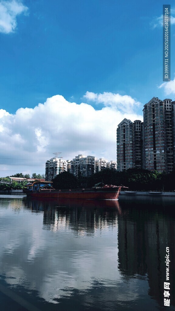 城市河畔风景云影倒映