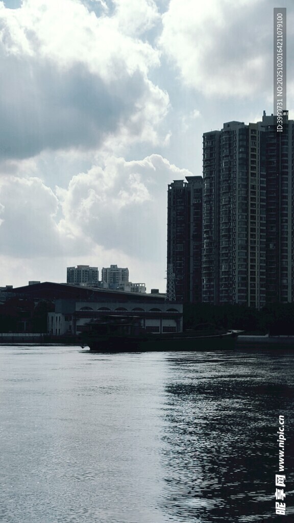 河畔高楼与多云天空