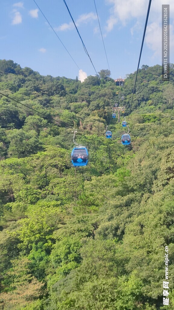 山林间的缆车穿梭美景