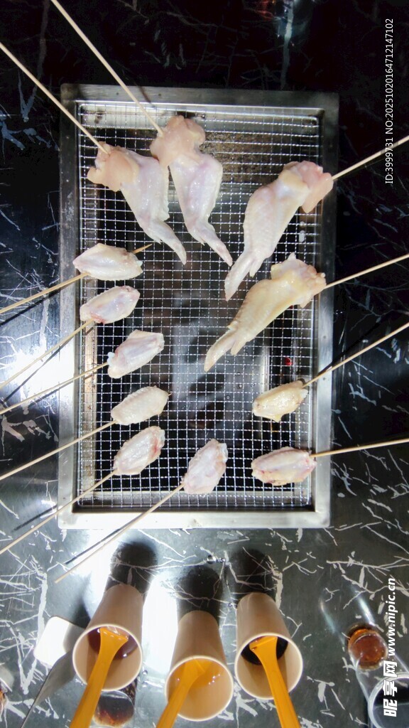 烤架上的鱼与旁边的饮品