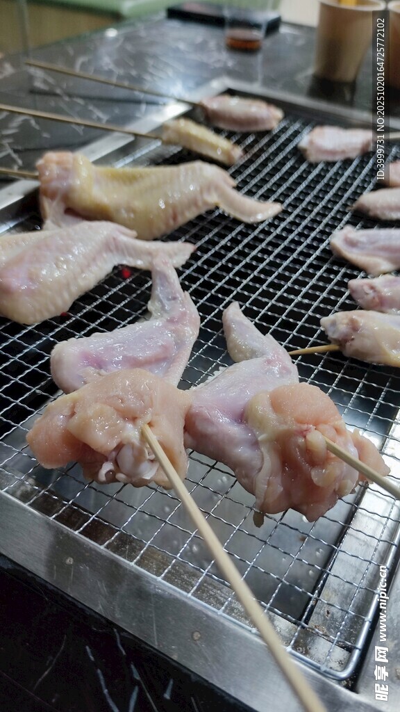 户外烧烤架上的鲜嫩鸡肉