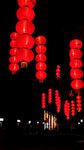 夜幕下的红色灯笼串
