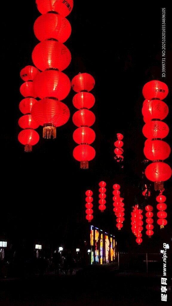 夜幕下的红色灯笼串