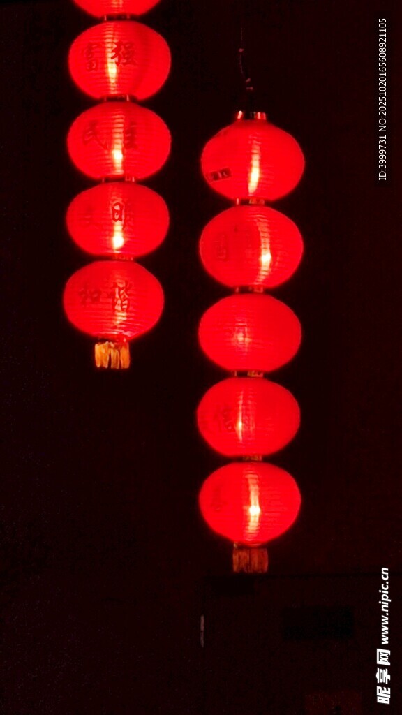 悬挂的喜庆红灯笼
