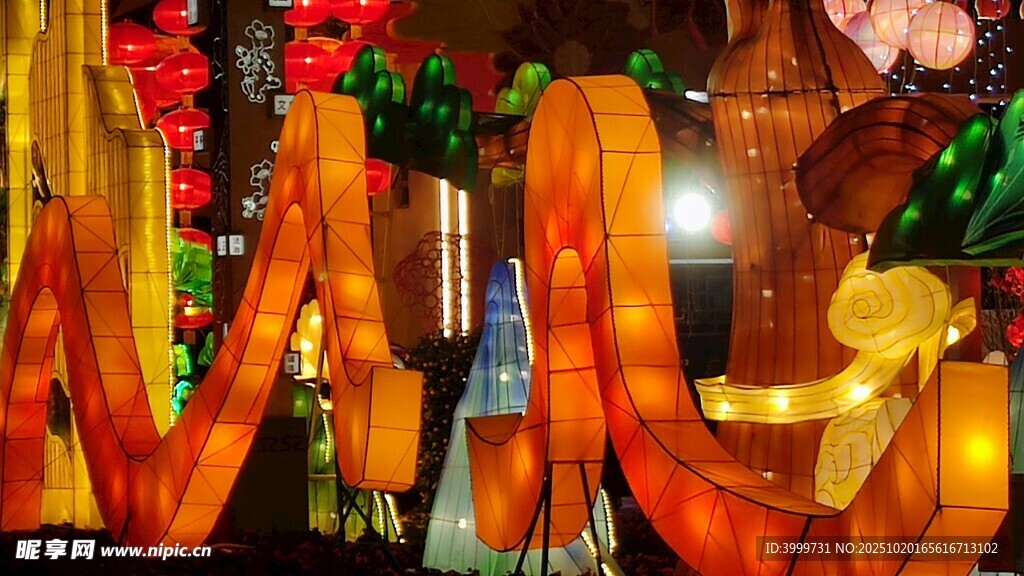 节日装饰场景中的彩带布置