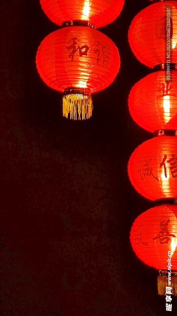 红灯笼高挂迎佳节