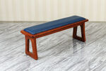 木质长凳配蓝色软垫