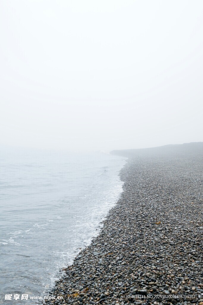 雾中海边的砾石海岸