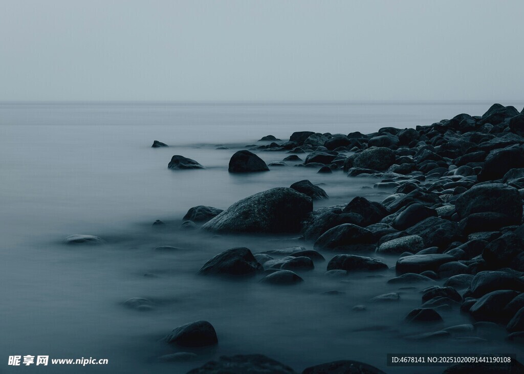 海边礁石静谧的自然景致