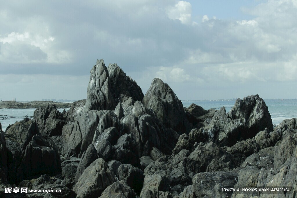 海边嶙峋礁石