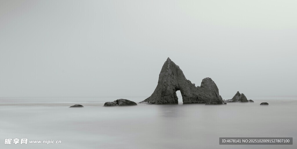 海上孤岩静谧自然之景