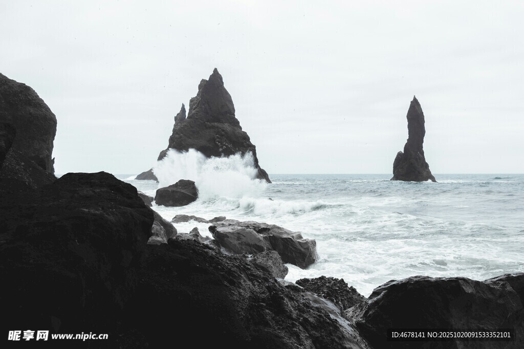 海边嶙峋礁石与海浪景观