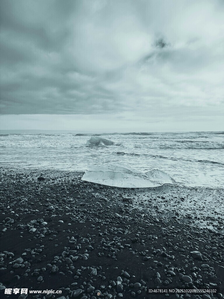 阴沉海岸海浪拍击黑沙滩