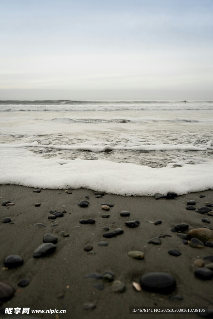海边黑沙滩与翻涌海浪