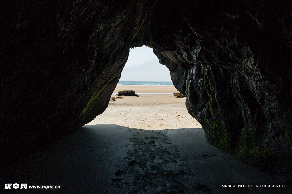 洞穴望外的沙滩美景