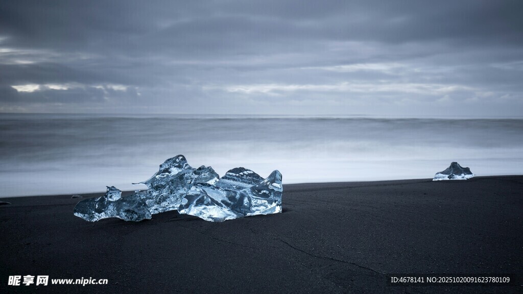 黑沙滩上的梦幻蓝冰
