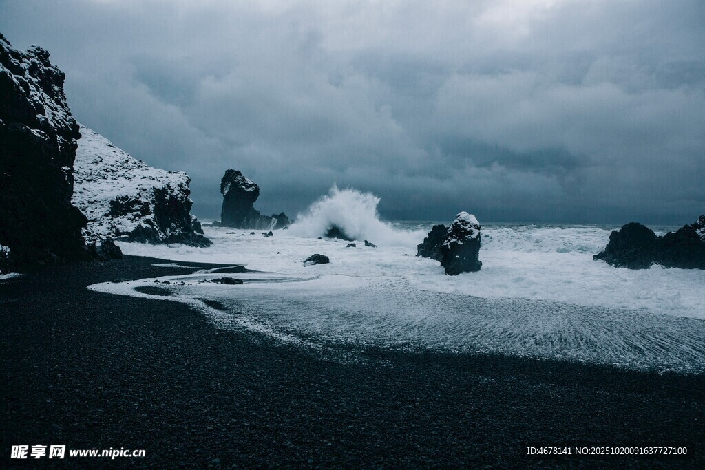 黑沙滩上的汹涌海浪景观