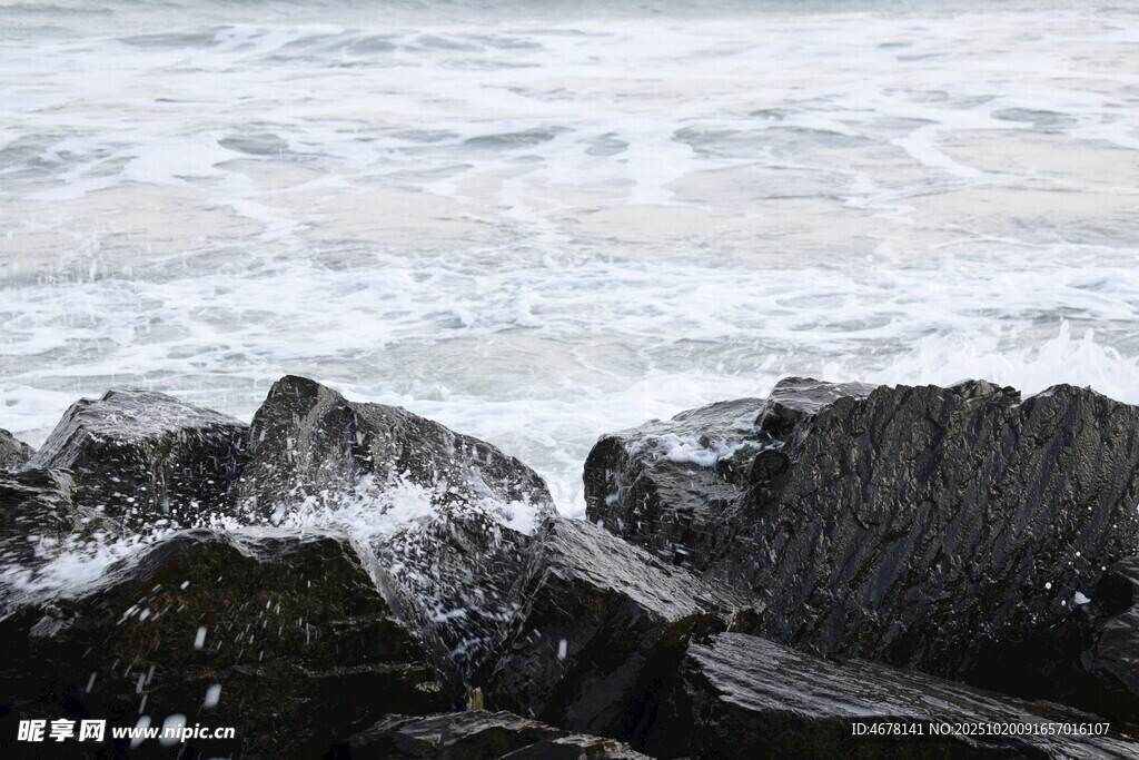 海浪拍击岸边岩石