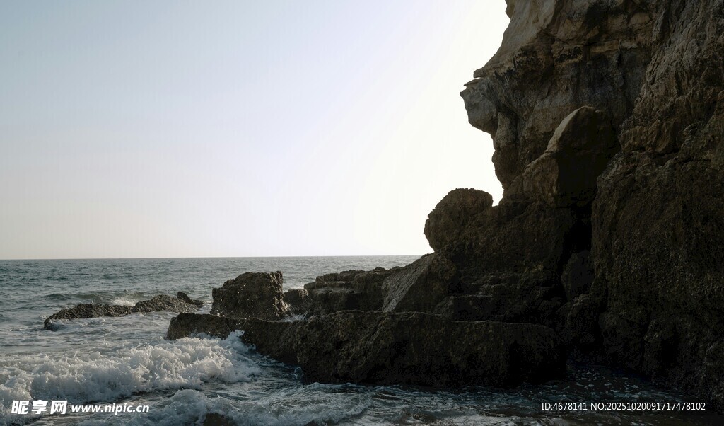 海边岩石与海浪景观