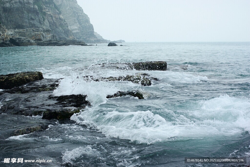 海边礁石海浪拍岸之景