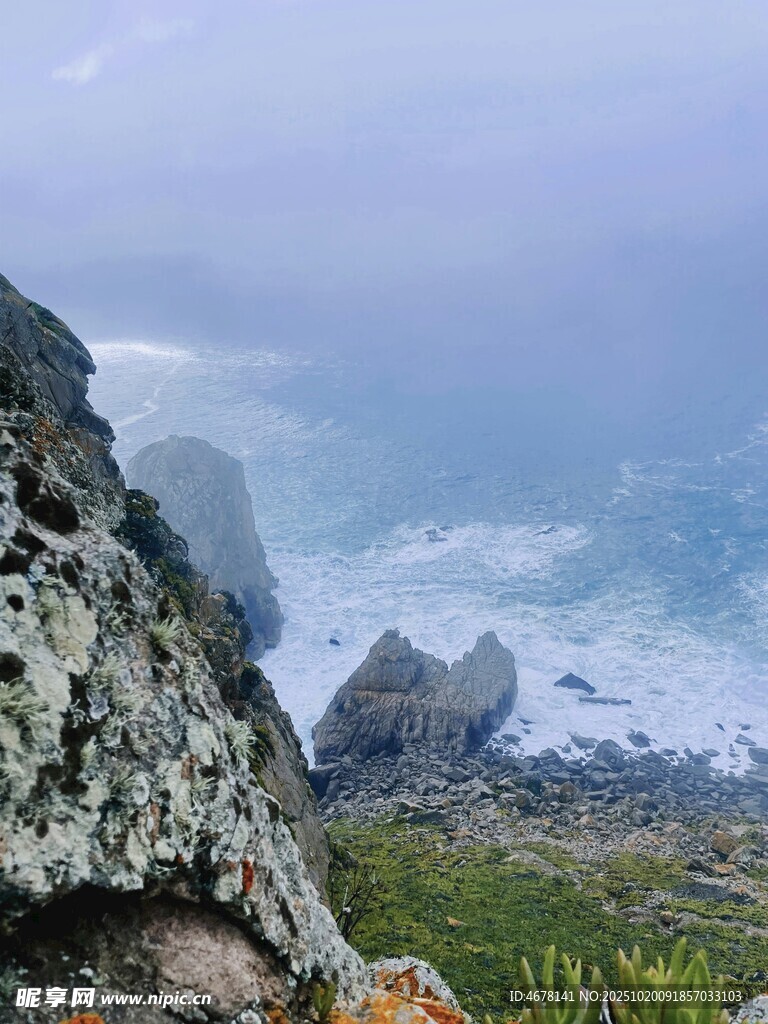 海边嶙峋岩石与壮阔海景