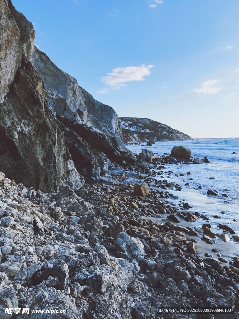 海岸边的嶙峋岩石与蓝天