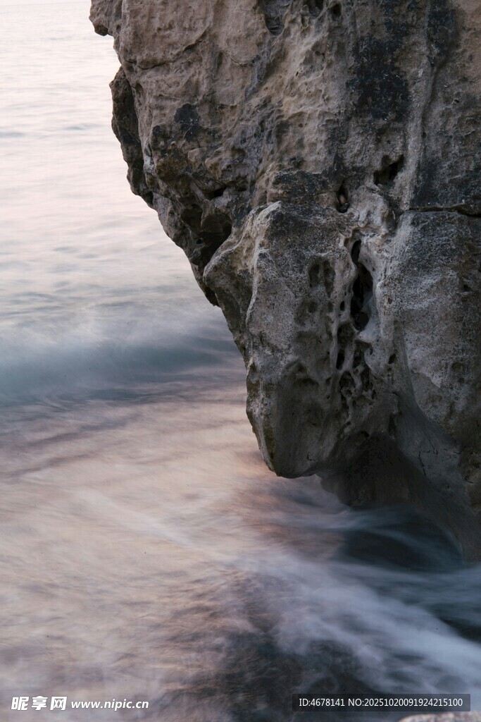 海边嶙峋岩石与海浪
