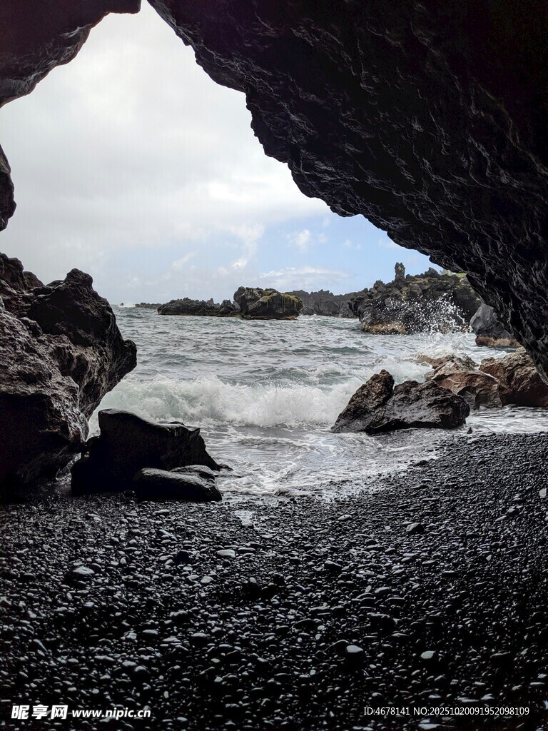 海边岩洞下的汹涌海浪