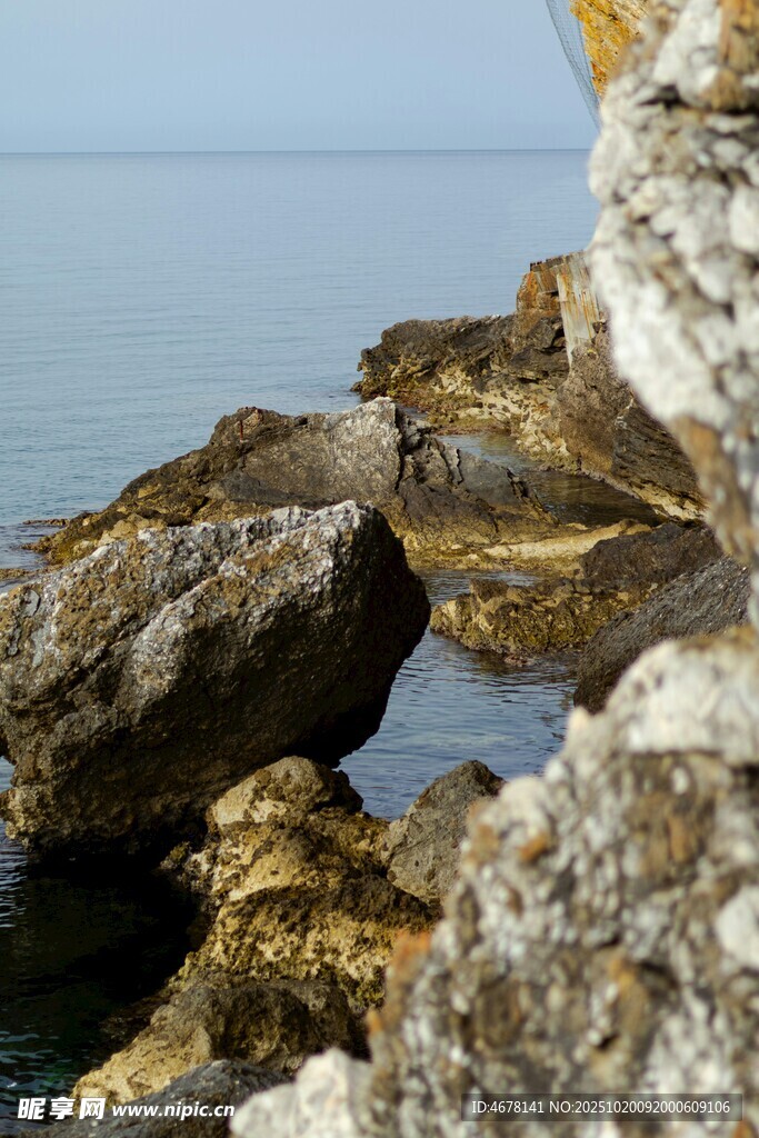 海边嶙峋礁石景观