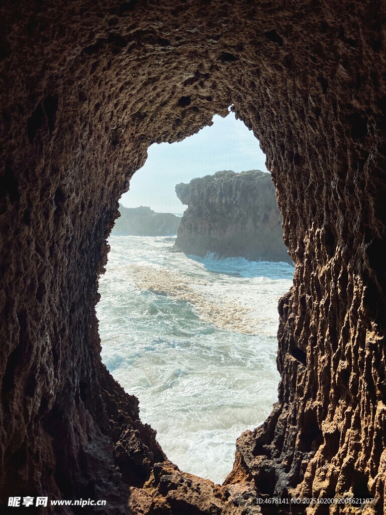 洞穴中望壮阔海景