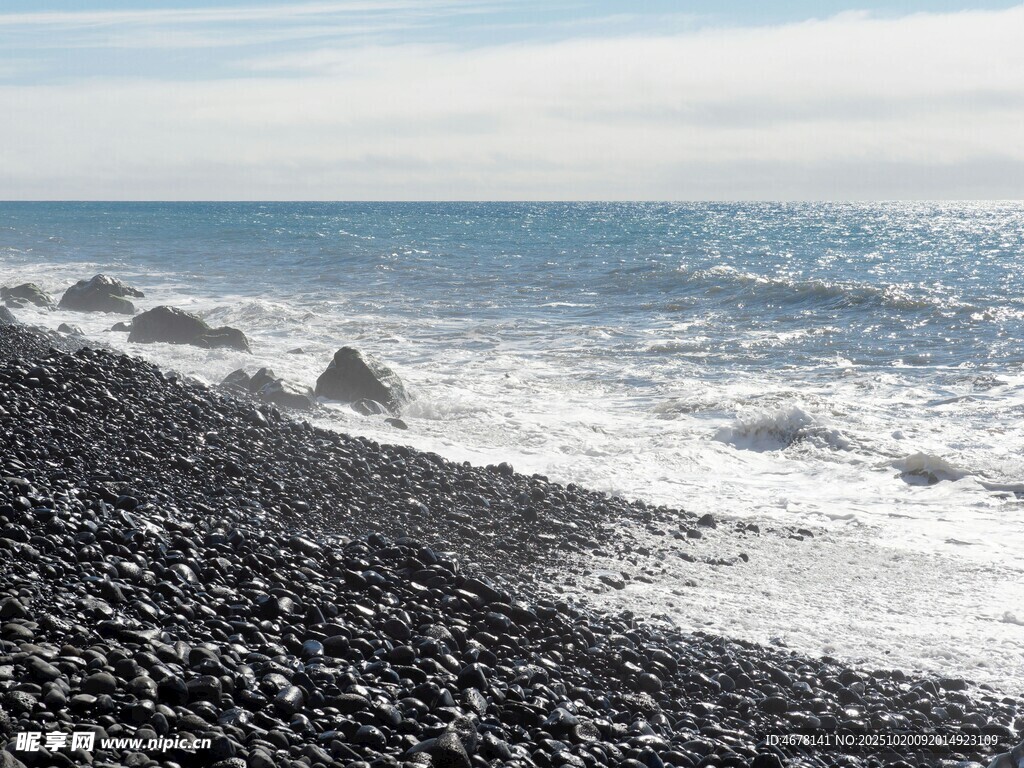 黑色砾石海岸的海浪景观