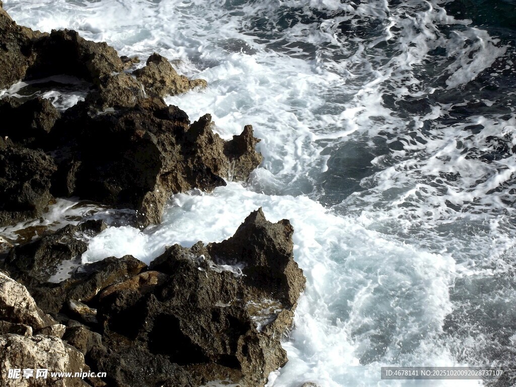 海浪拍击岸边嶙峋礁石