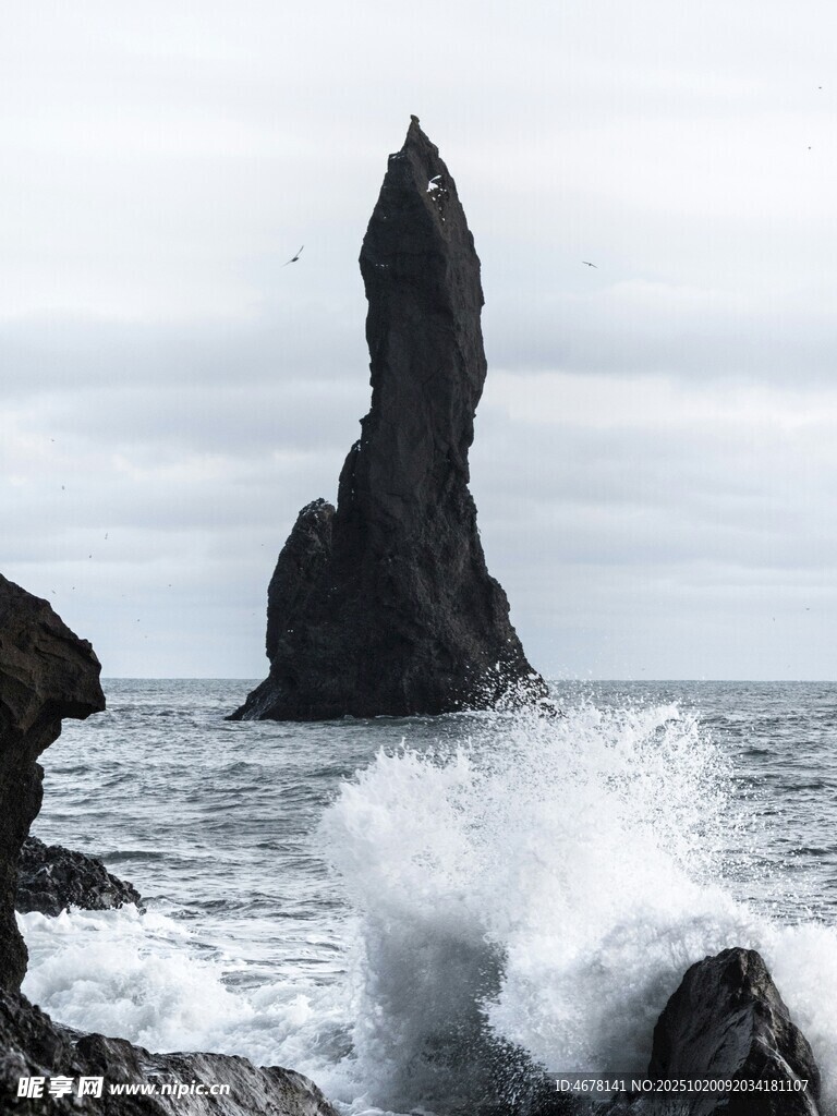 海边孤耸岩石与翻涌海浪