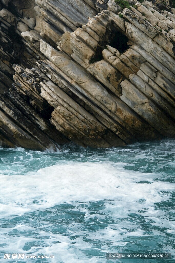 海浪拍击层叠岩石景观