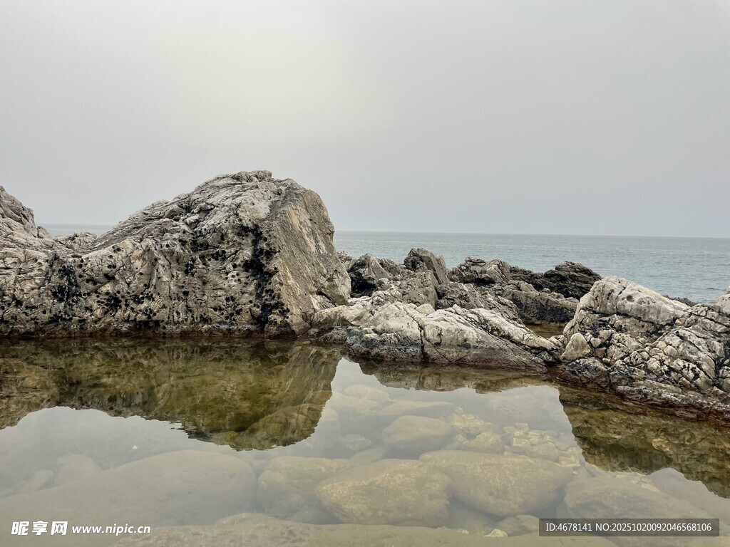 海边嶙峋岩石与清澈水洼