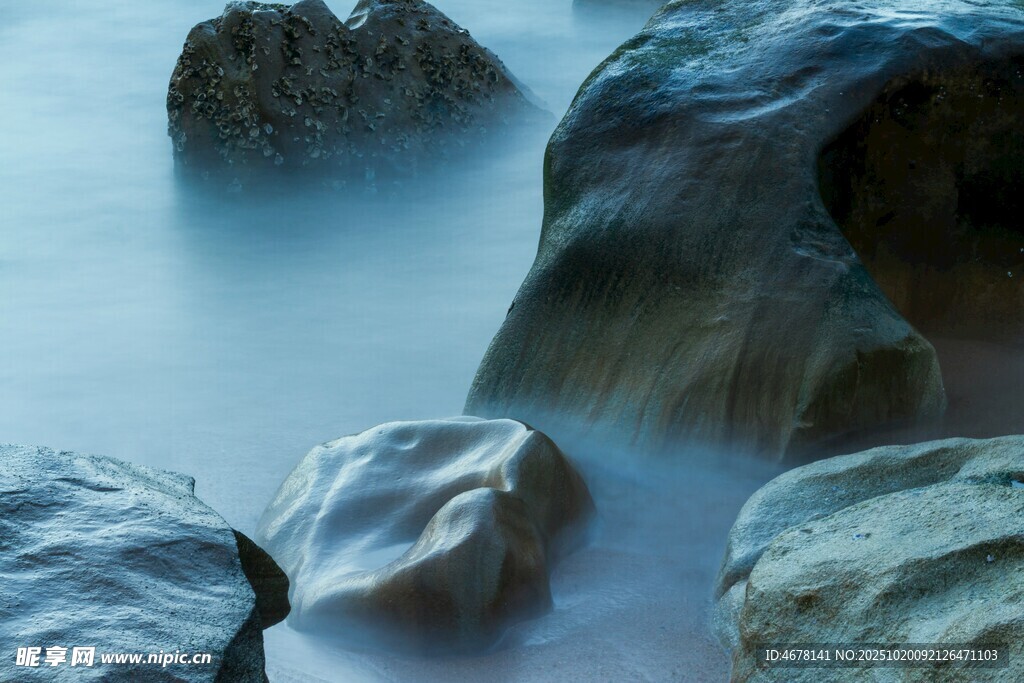 海边礁石与轻柔海浪