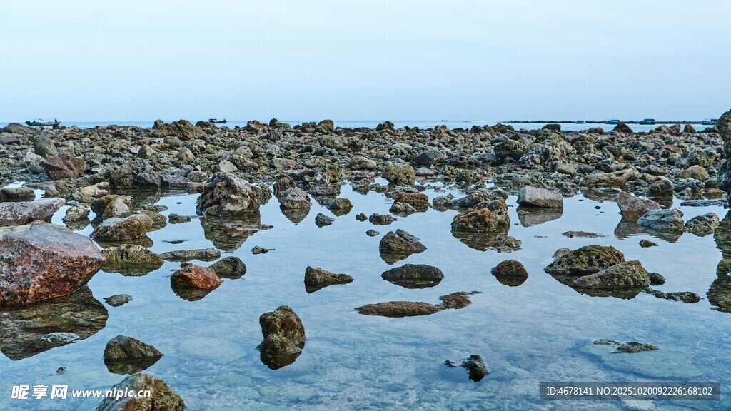 海边礁石滩潮落后景象