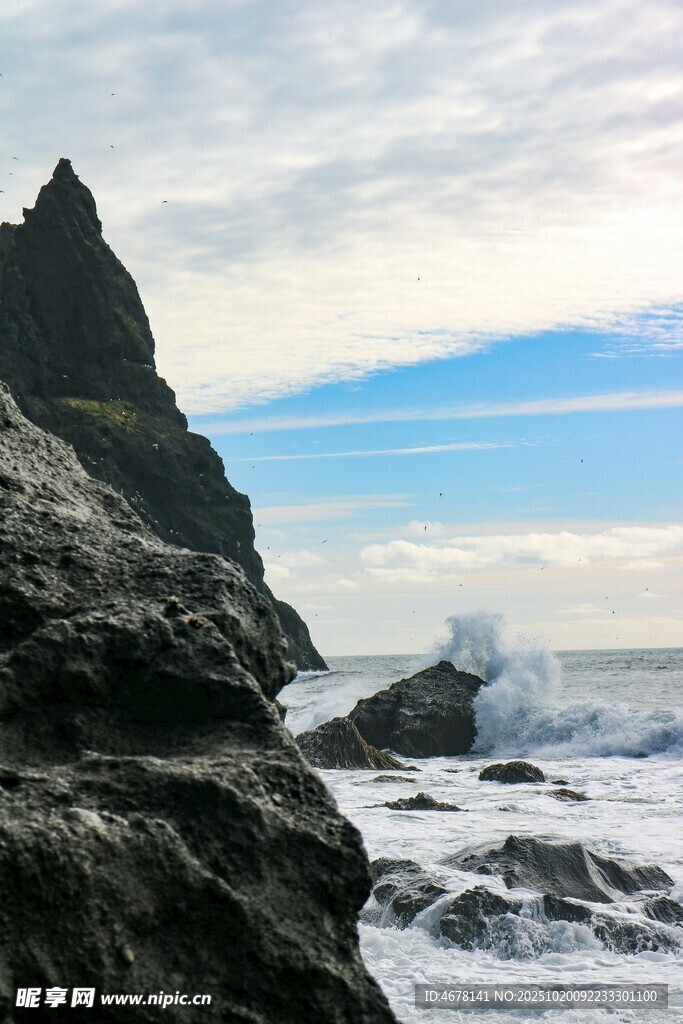 海岸边的嶙峋礁石与海浪