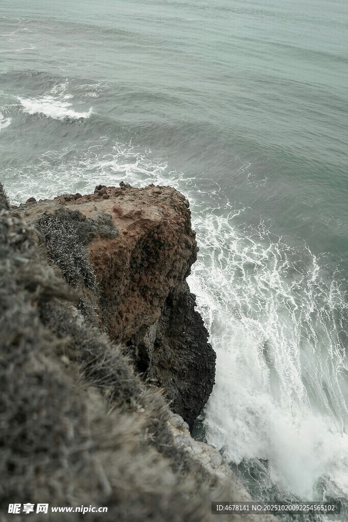 海浪拍打岸边岩石