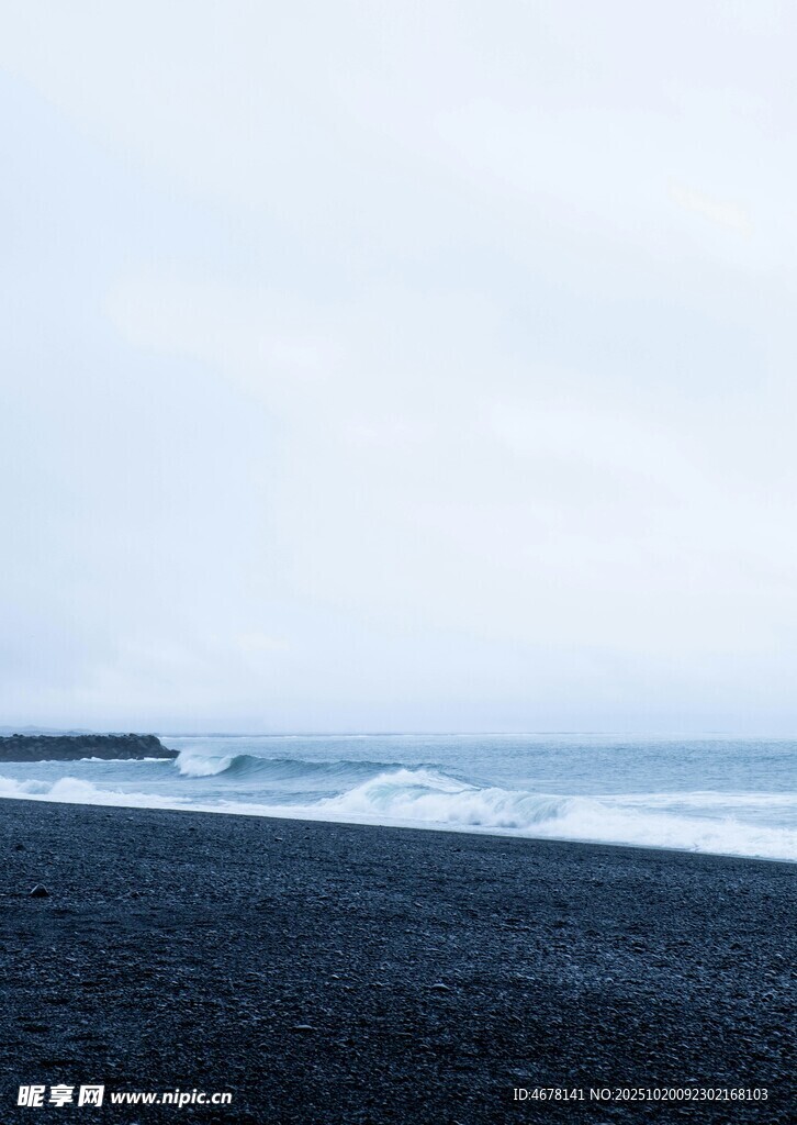 黑沙滩上的海浪景观