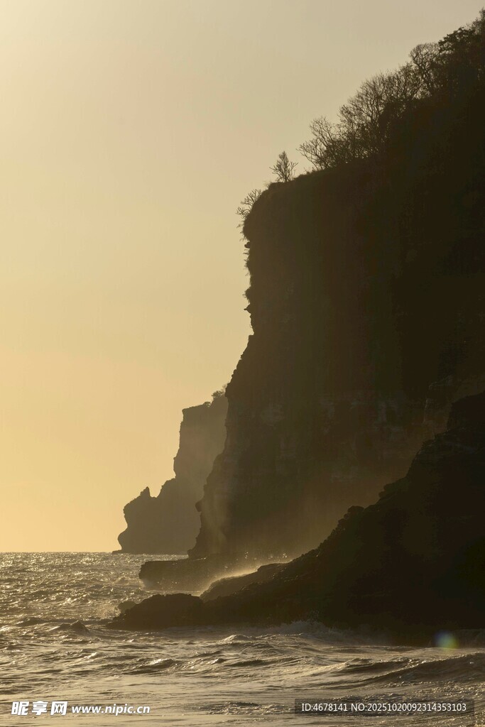 黄昏下的海边嶙峋峭壁