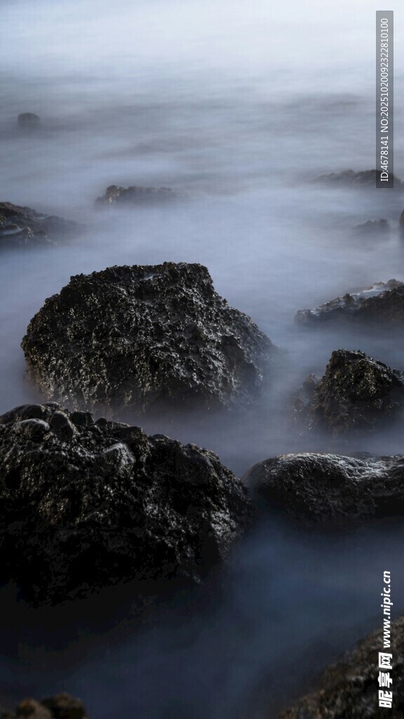 海边礁石静谧的蓝色景致