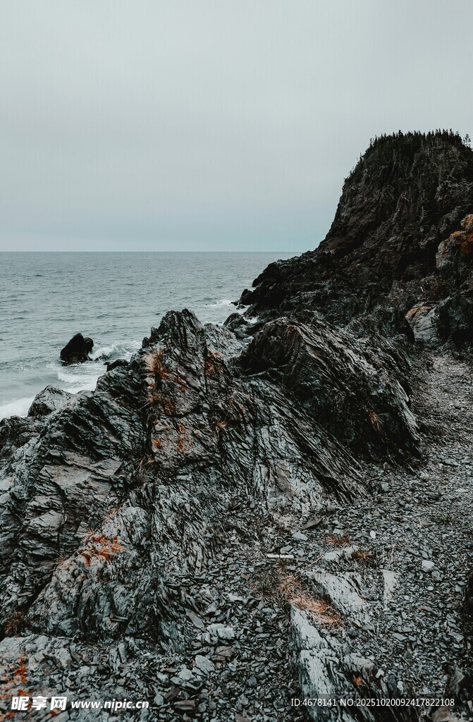 海边嶙峋岩石景观