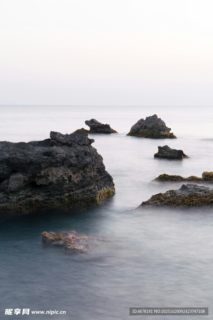 海边礁石静谧的海洋景致