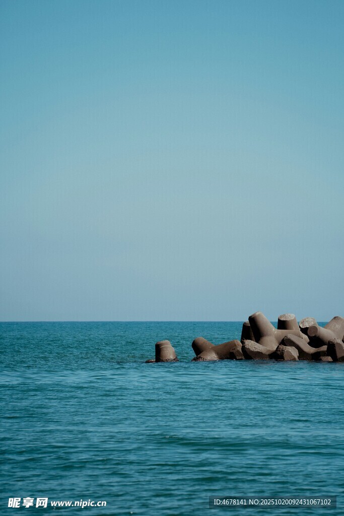 海边礁石静谧蓝色海洋